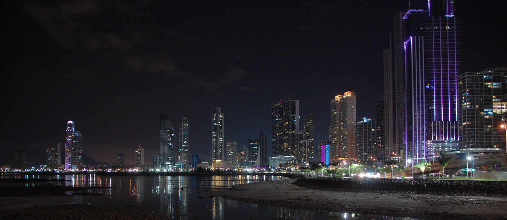 Panamá City, Skyline bei Nacht - Auslandsimmobilien zum Kauf oder zur Miete